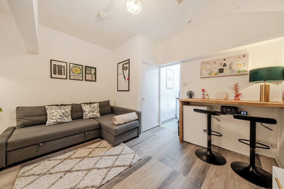 One-Bedroom Deluxe Apartment5 City Cent Manchester | Living area | 50-inch Smart TV with digital channels