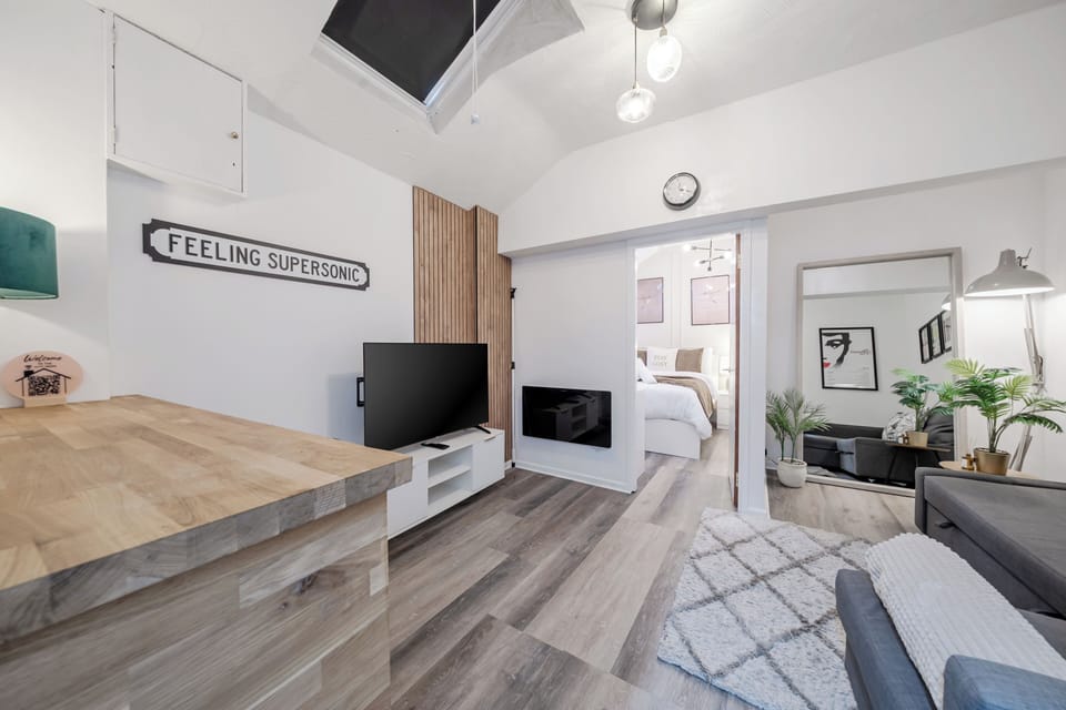 One-Bedroom Deluxe Apartment5 City Cent Manchester | Living area | 50-inch Smart TV with digital channels