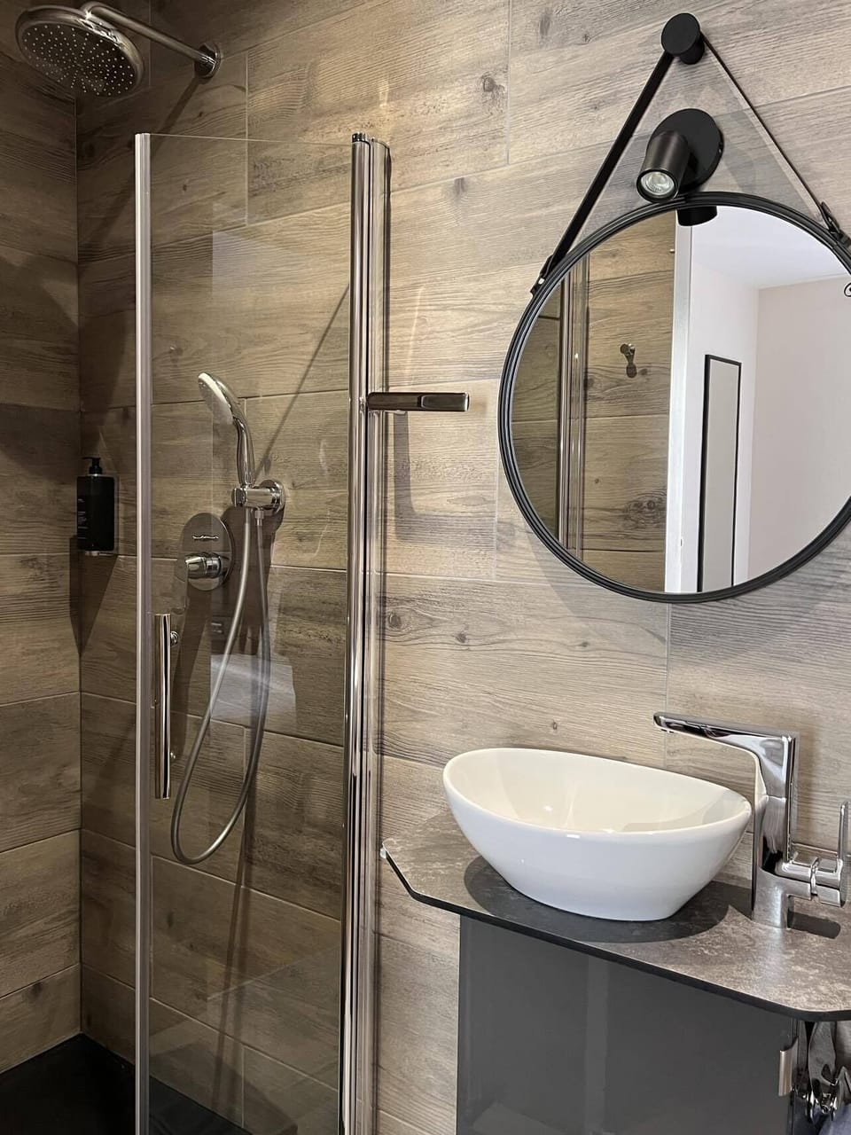 Comfort Double Room, Ensuite | Bathroom | Shower, hair dryer, towels, soap