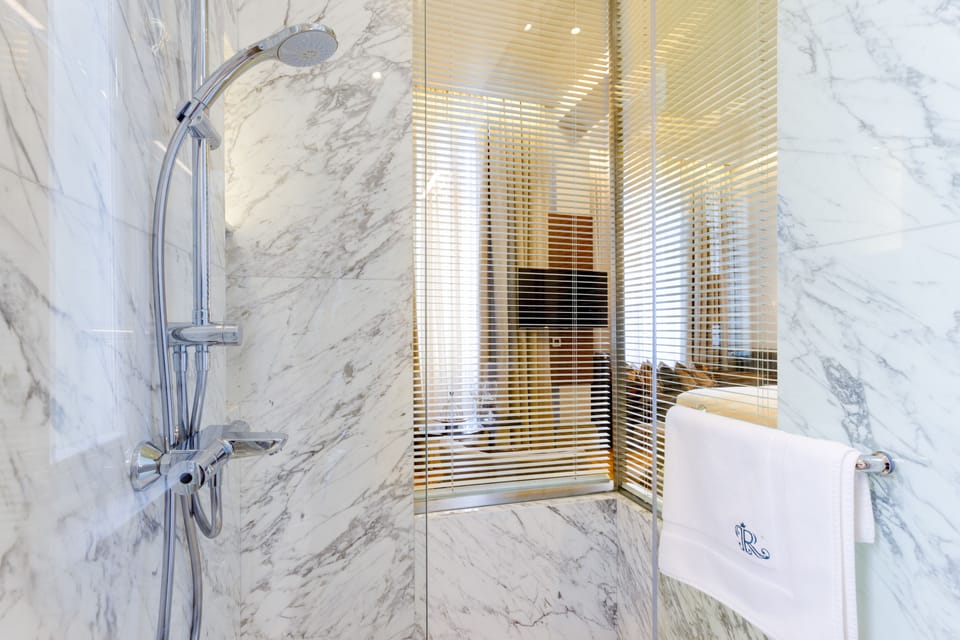 Junior Suite, Garden View | Bathroom | Shower, designer toiletries, hair dryer, bathrobes