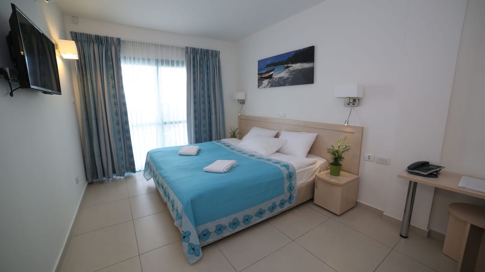 Standard Double or Twin Room, Terrace, Ground Floor | Minibar, in-room safe, desk, blackout drapes