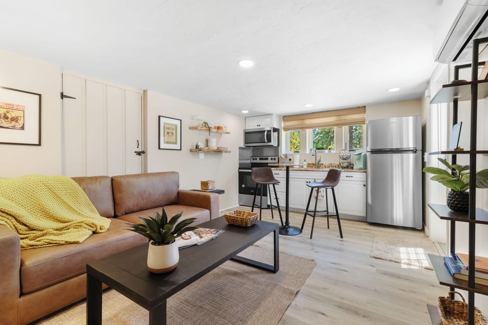 Casita,  separate entrance. Queen sleeper sofa, kitchen included