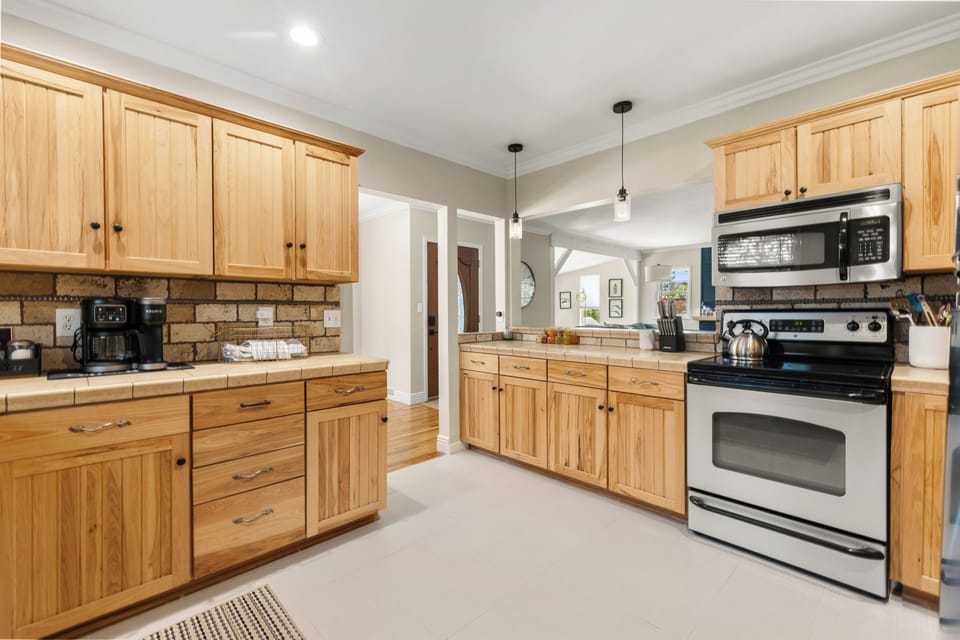 Kitchen, oven, electric range, microwave, 