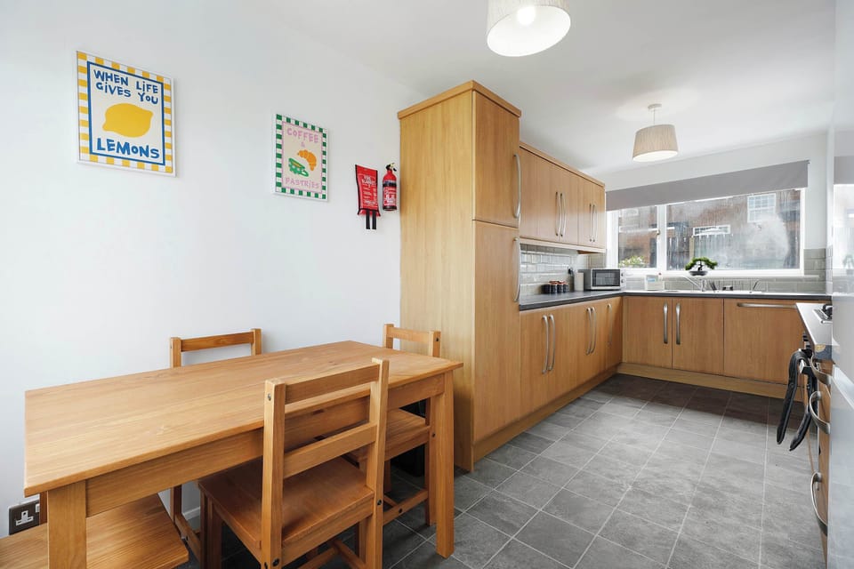 Positioned alongside the kitchen, the dining space features seating for four and offers a functional setting for everything from quick breakfasts to relaxed evening meals in a comfortable indoor environment.
