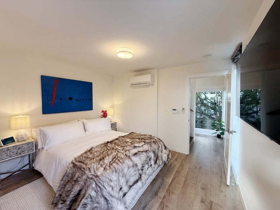 Queen size premium hybrid mattress with down pillows and down comforter, Brooklinnen luxury bedding, and Restoration Hardware fur blanket. 

Huge walk in closet & luggage racks provided

65” TV & Alexa Show with Netflix, Disney+, Peacock, & Prime TV