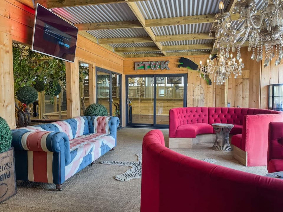 Berney Lodge - Puppy Lounge Arcades Games Room Apartment in West Lindsey District