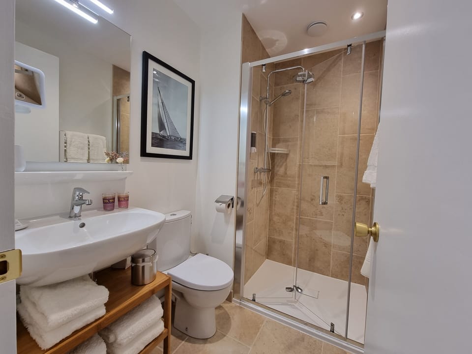 Comfort Double or Twin Room, City View | Bathroom | Shower, rainfall showerhead, hair dryer, towels
