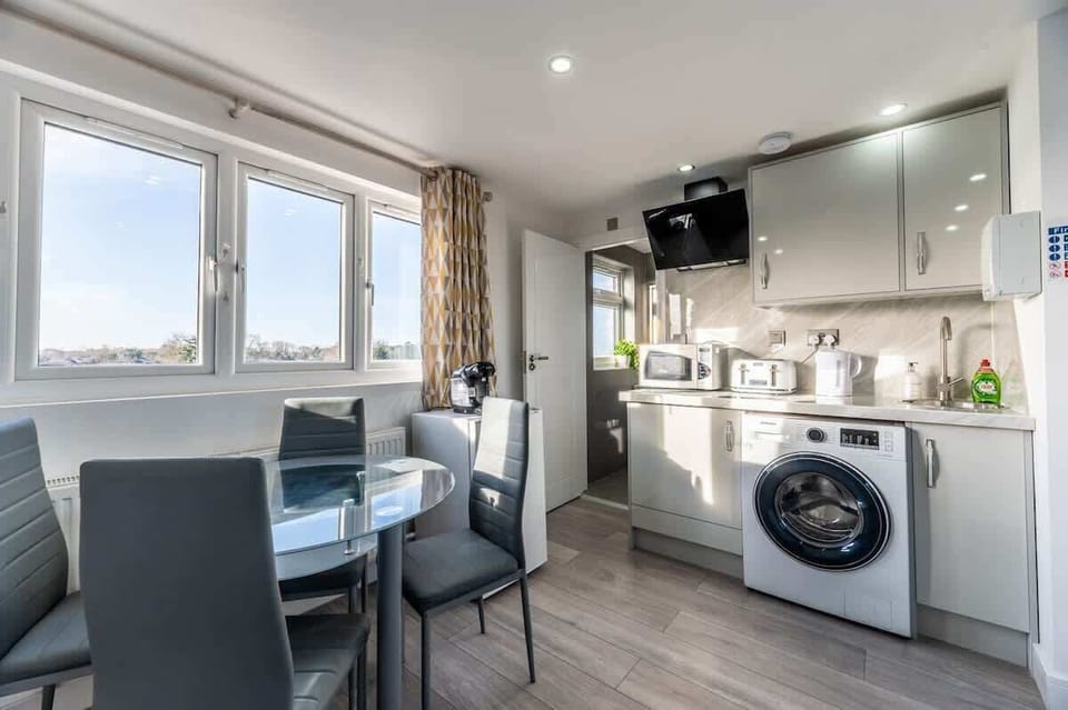 A light-filled space for meals and more.