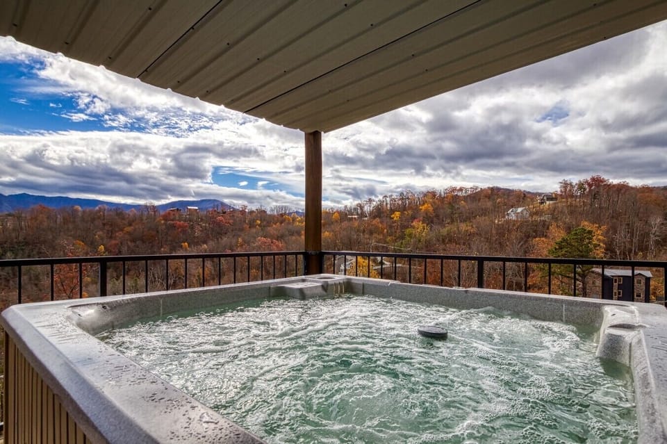 Hot Tub – Relaxation under Tennessee skies