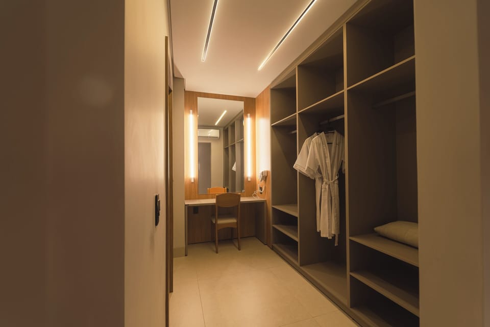 Luxury Room, City View | Interior