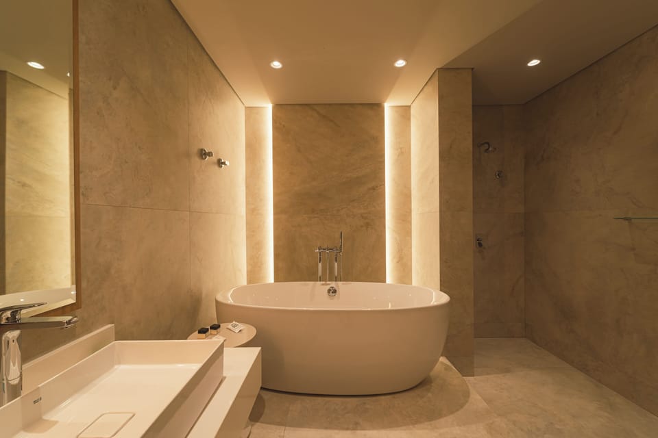Luxury Room, City View | Bathroom | Hair dryer, towels, soap, shampoo