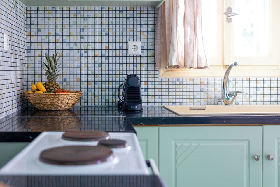Standard Studio | Private kitchen | Full-size fridge, stovetop, espresso maker, electric kettle