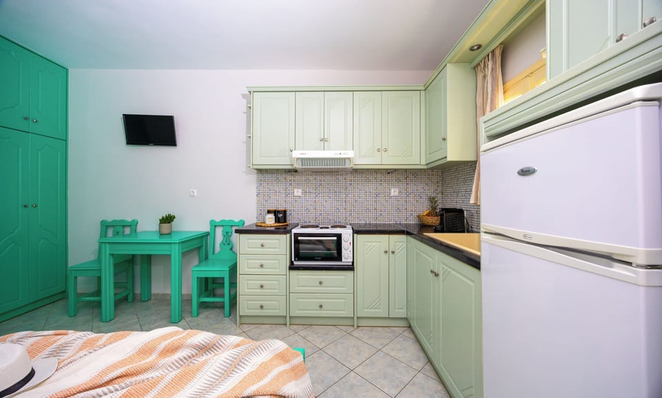 Standard Studio | Private kitchen | Full-size fridge, stovetop, espresso maker, electric kettle