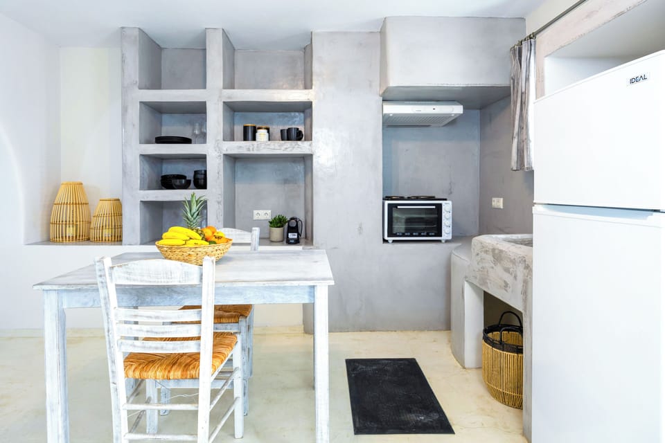Deluxe Studio, 1 King Bed | Private kitchen | Full-size fridge, stovetop, espresso maker, electric kettle