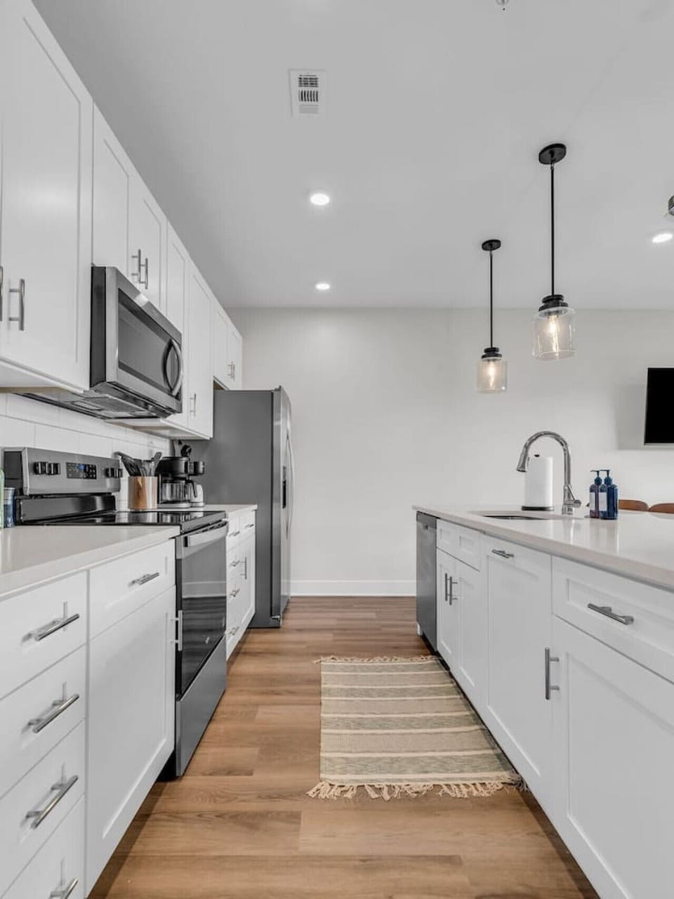 Kitchen: Sleek design with modern appliances, perfect for culinary adventures!