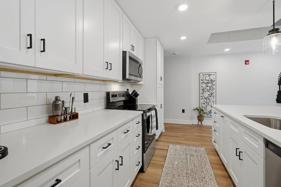 Chic Kitchen: Unleash your culinary creativity in this bright, well-equipped culinary haven!