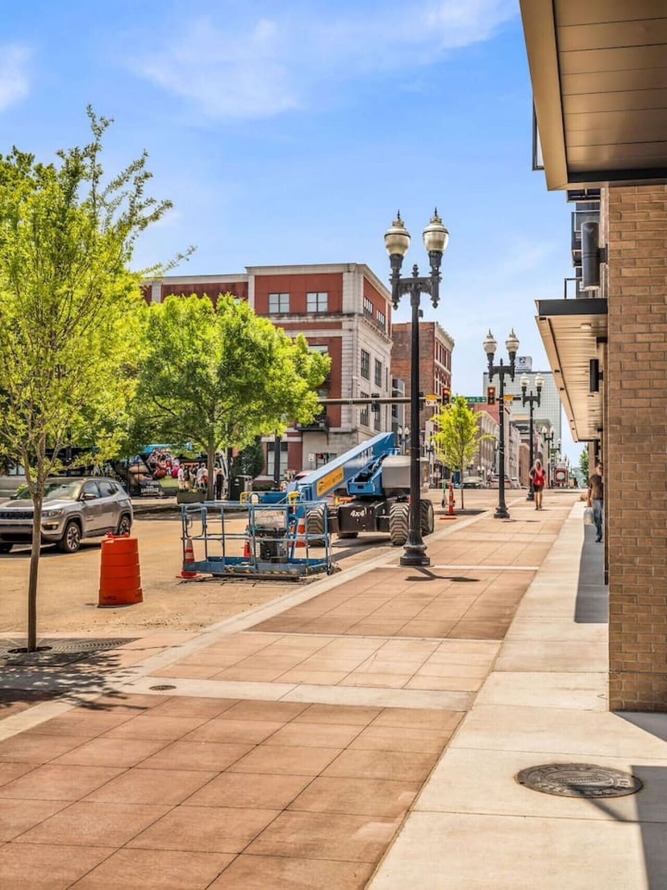 City Stroll: Enjoy vibrant Knoxville shops and eateries just steps from your door!