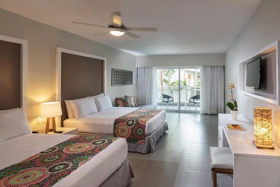 Double Room, Balcony, Sea View | In-room safe, iron/ironing board, free WiFi