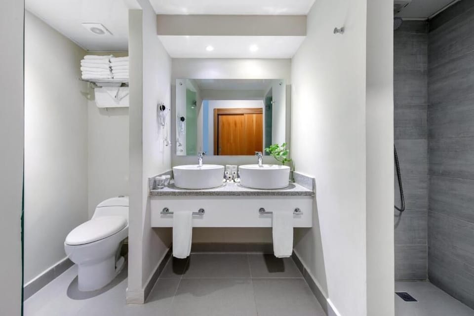 Twin Room, Balcony, Pool View | Bathroom