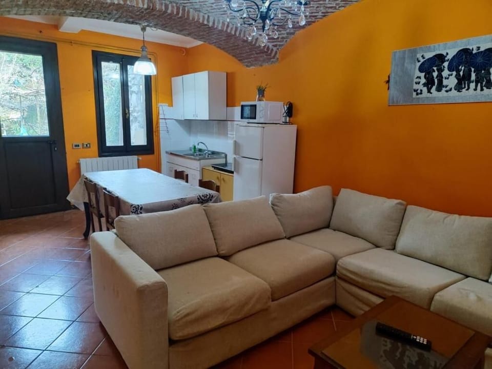 Apartment 3 Classic, Garden View | Living area | TV