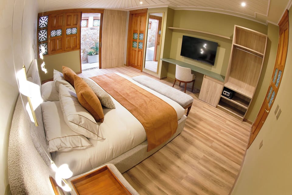 Suite | Premium bedding, down comforters, pillowtop beds, minibar