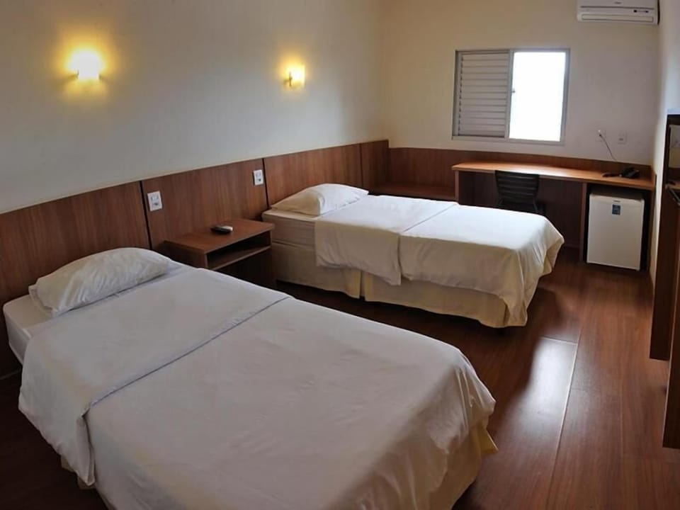 Desk, soundproofing, free cribs/infant beds, free WiFi