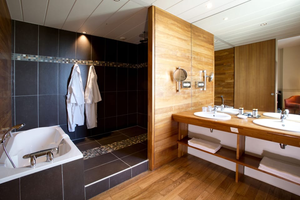 Deluxe Double Room, River View (Garonne) | Bathroom | Free toiletries, hair dryer, slippers, towels
