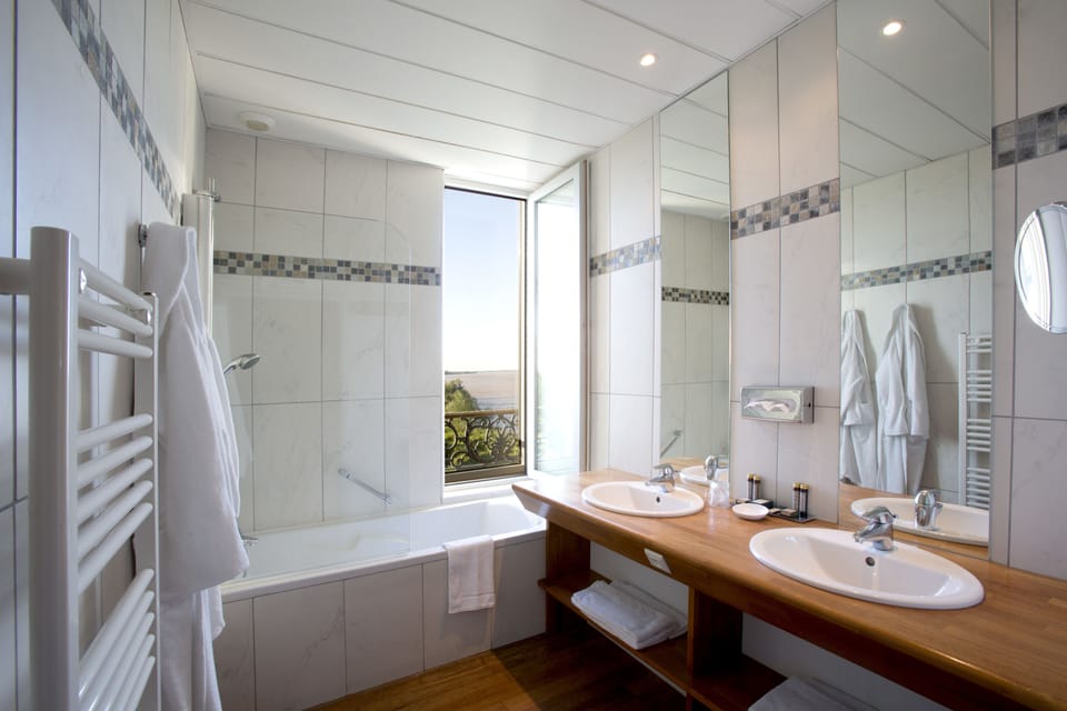 Comfort Double Room, Garden View | Bathroom | Free toiletries, hair dryer, slippers, towels
