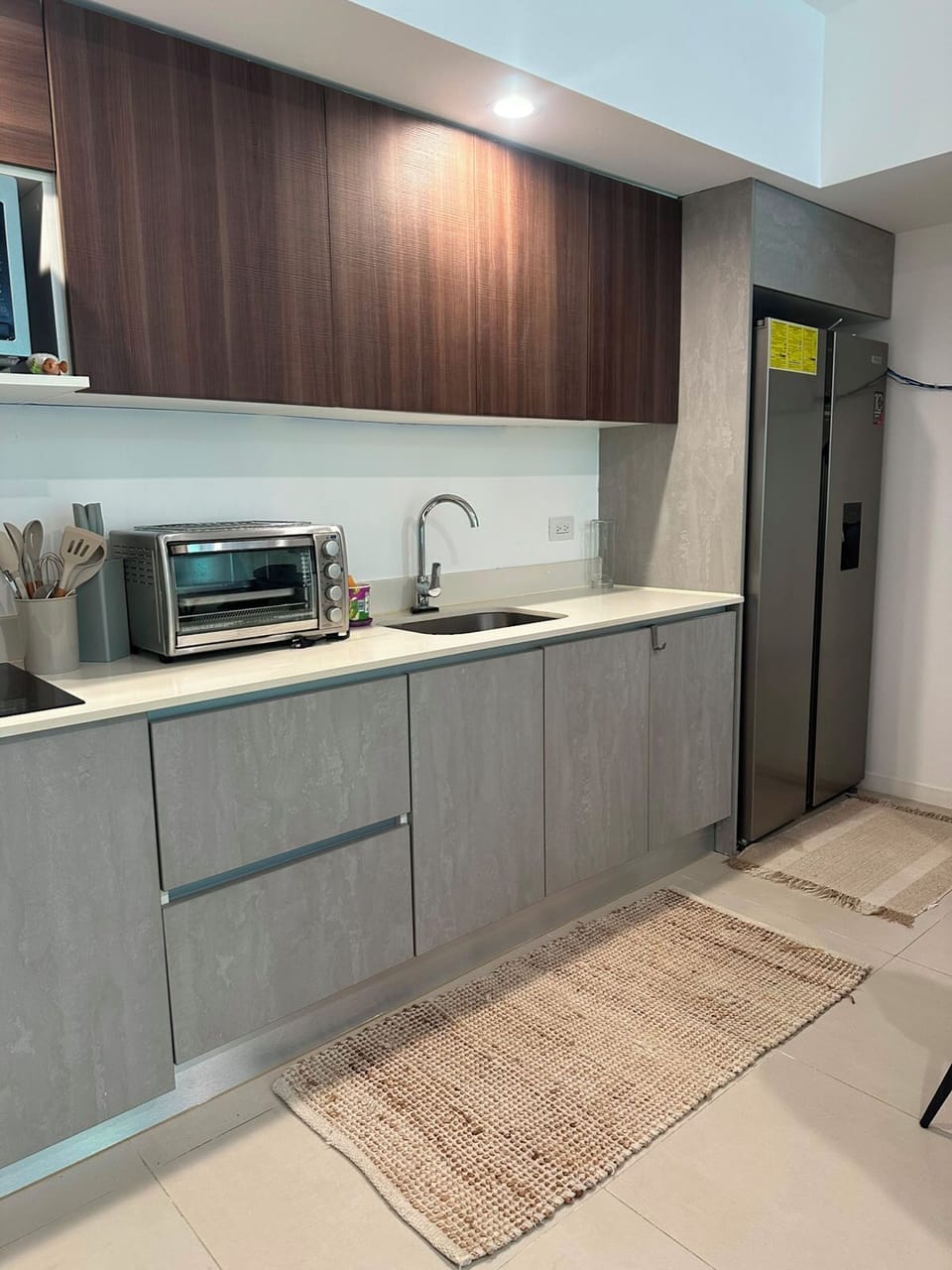 Full-size fridge, microwave, cookware/dishes/utensils