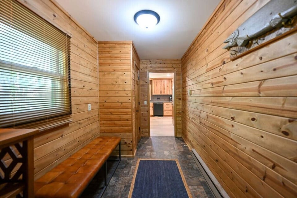 Main cabin - entryway