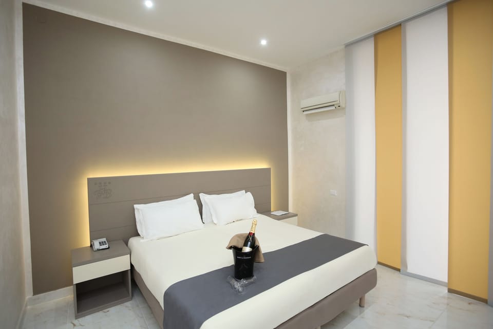 Hypo-allergenic bedding, minibar, in-room safe, desk
