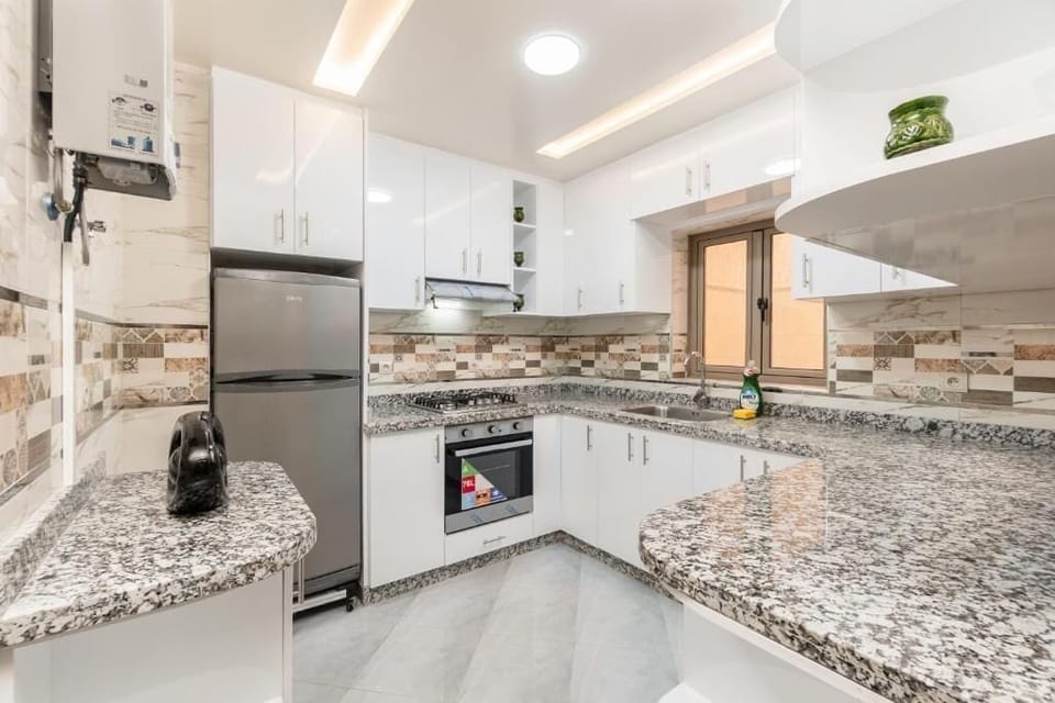 Apartment, Balcony, City View | Private kitchen | Microwave