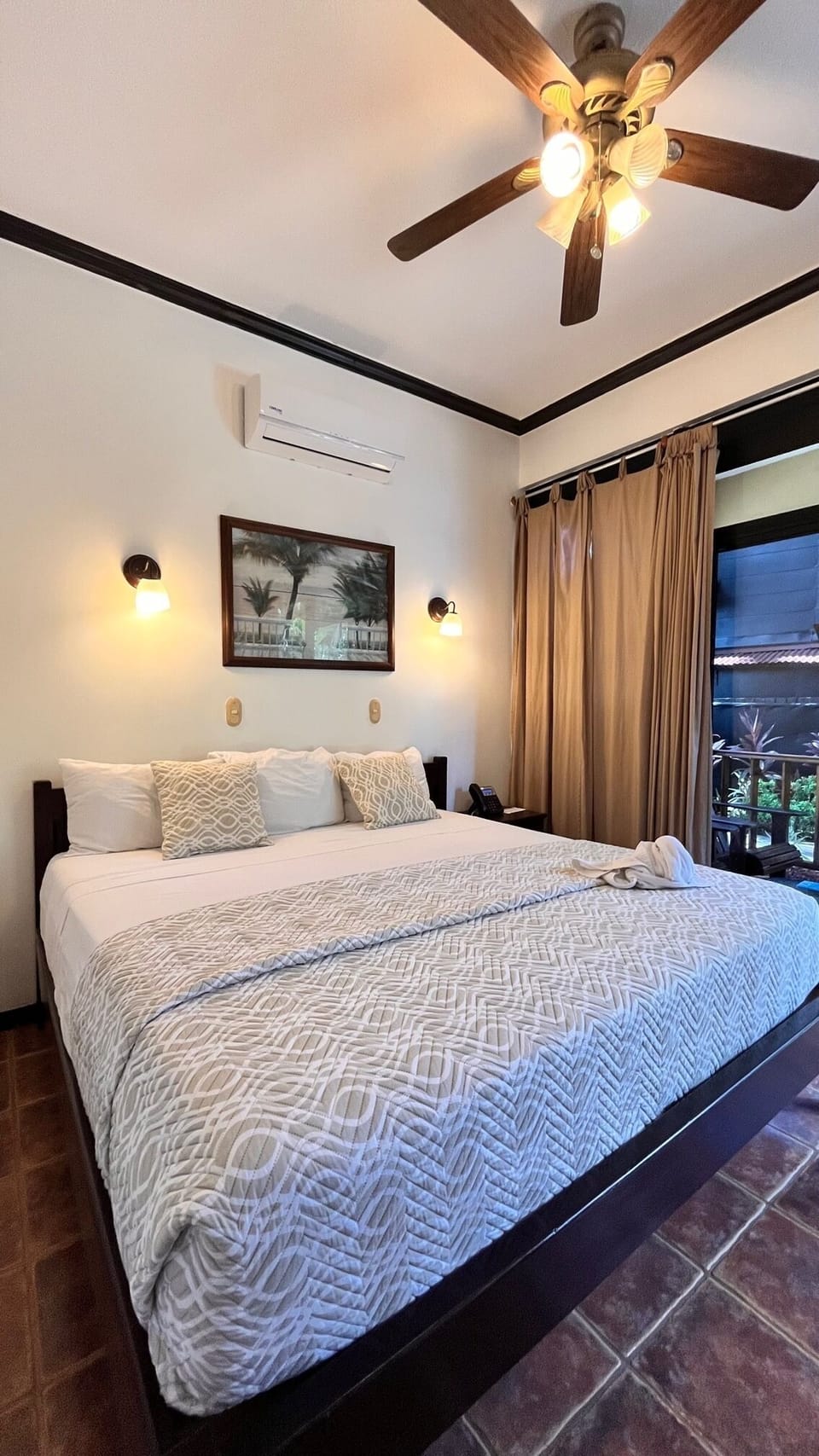 Standard Room (Near Parking, No View) | Minibar, in-room safe, desk, iron/ironing board