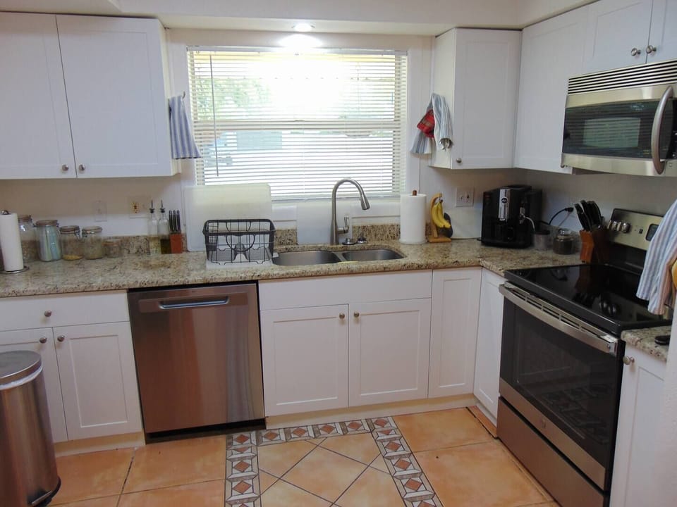 Full Kitchen with steel appliances & dishwasher