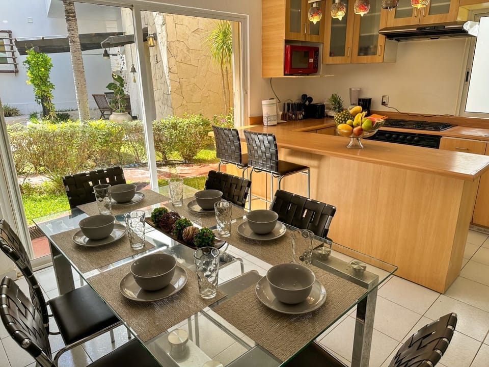 Family Apartment, Courtyard View | Dining