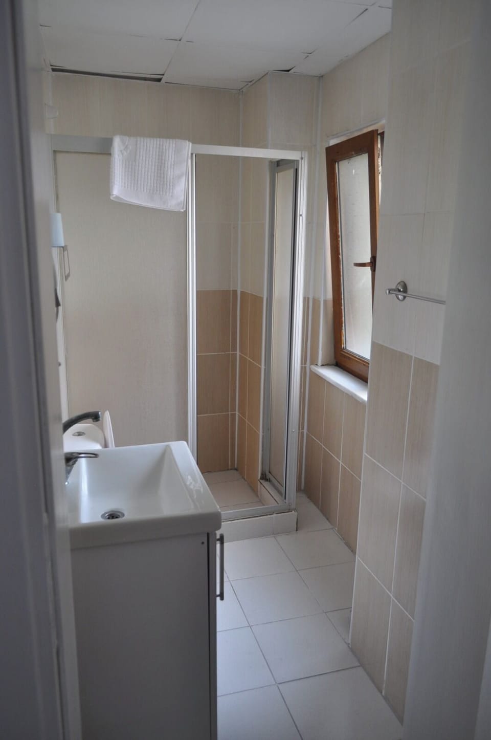 Classic Double or Twin Room | Bathroom | Shower, free toiletries, hair dryer, slippers
