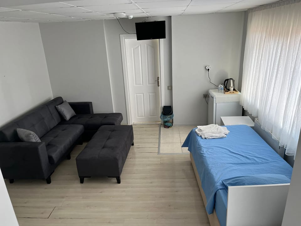 Classic Quadruple Room | Bathroom | Shower, free toiletries, hair dryer, slippers