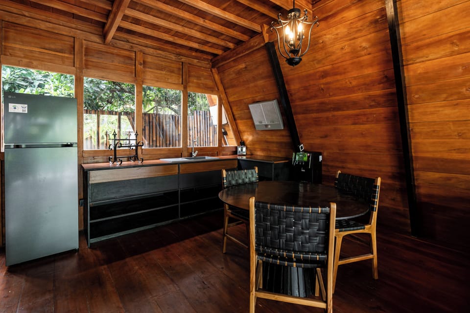 Deluxe Villa, Garden View | Dining