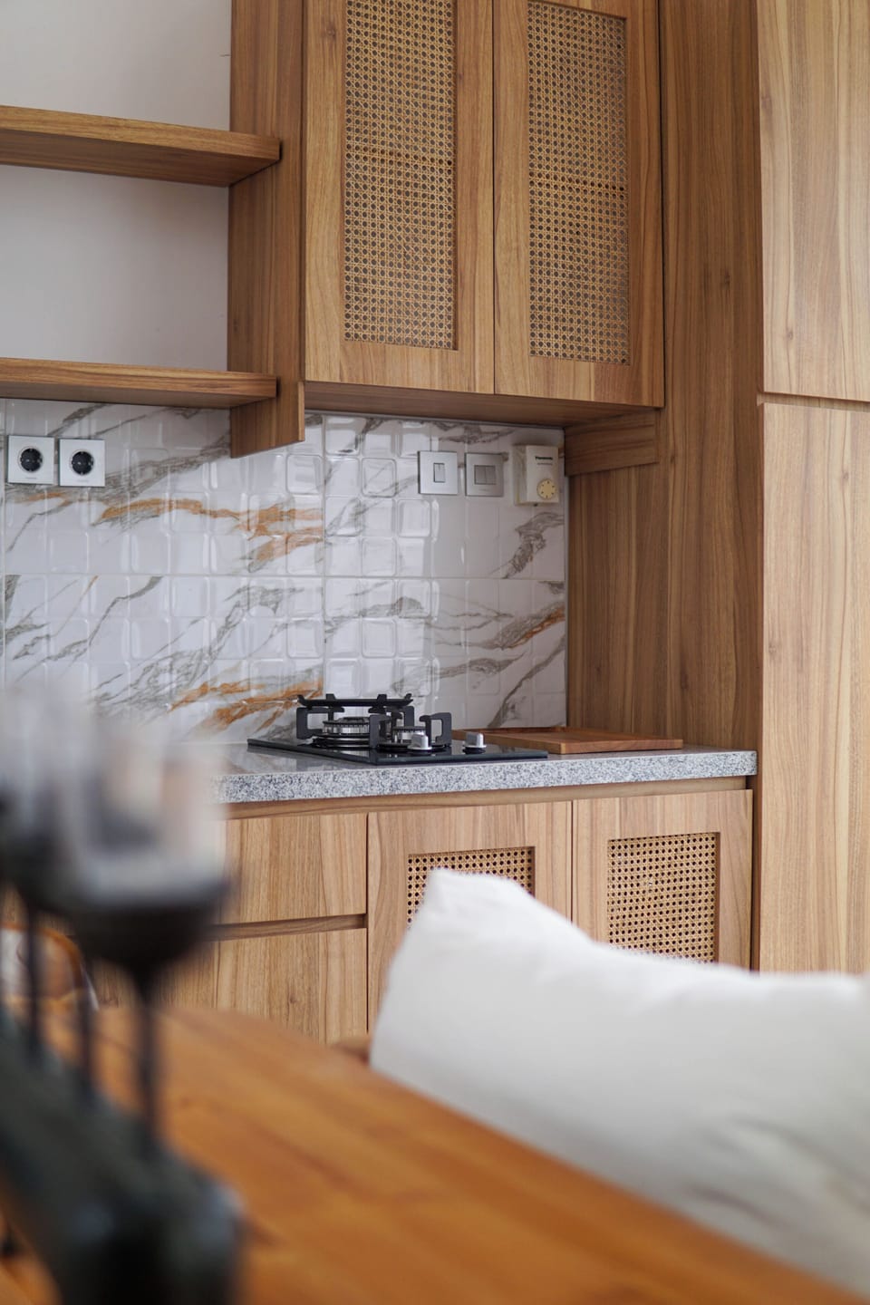 Full-size fridge, microwave, oven, stovetop