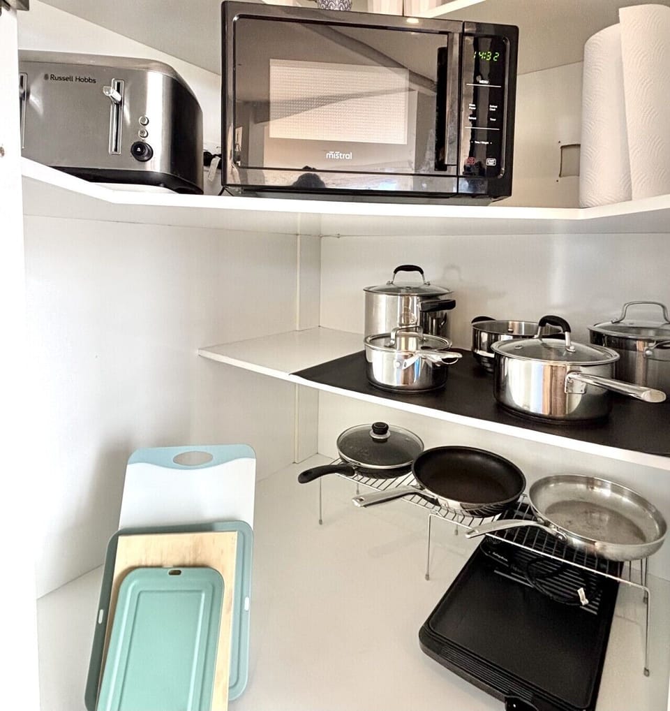 * FULL KITCHEN Appliances: Fridge/Freezer, Oven, Induction Hob, Range Hood, Dishwasher, Food Processor, Electric Skillet, Microwave, Electric Kettle, 4-Slice Toaster Amenities: Frying Pans & Saucepans (sized S,M,L), Chef’s Knife Set, Mixing Bowls, Colande