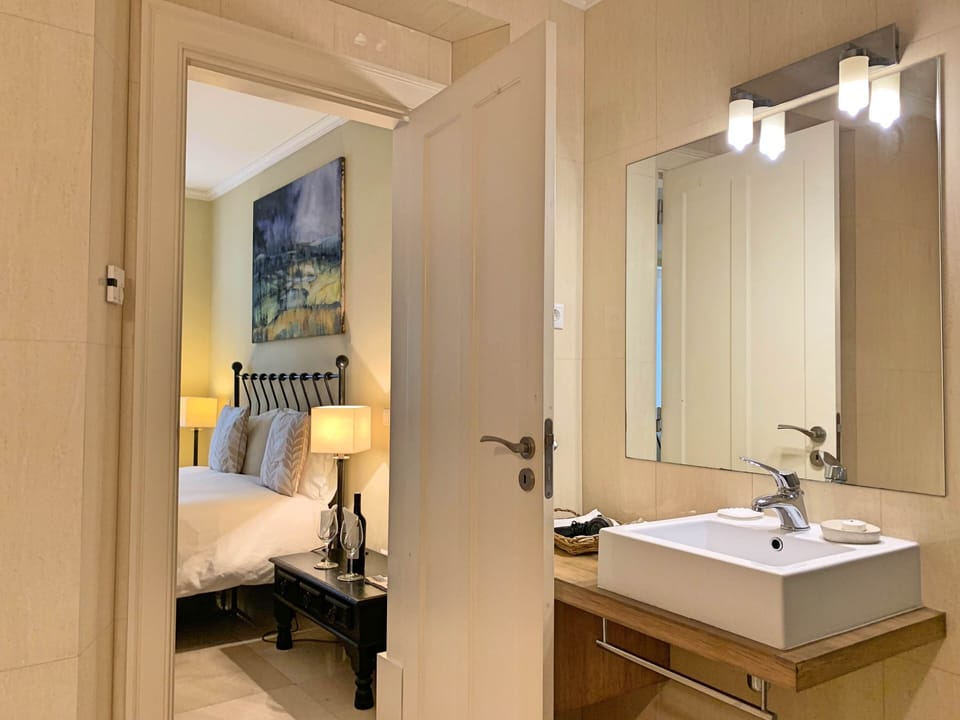 Standard Double Room - Ground Floor | Bathroom | Free toiletries, hair dryer, bathrobes, towels