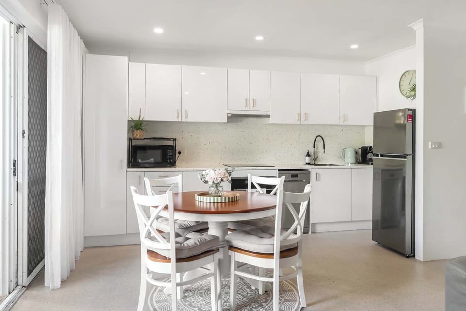 From morning coffee to evening meals, the dining area provides a welcoming setting to slow down and savour the rhythm of coastal living.