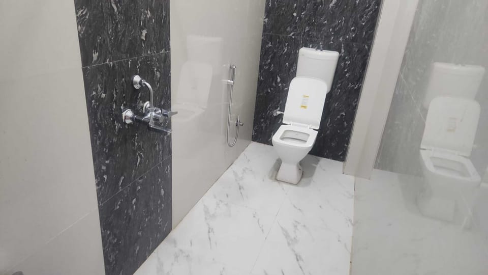 Deluxe Room | Bathroom | Shower, free toiletries, towels, soap