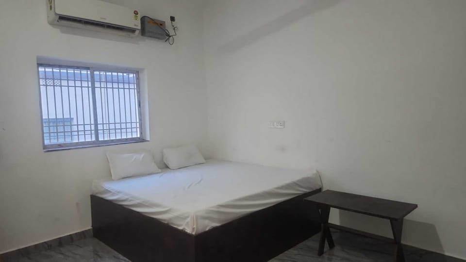 Deluxe Room | Rollaway beds, bed sheets