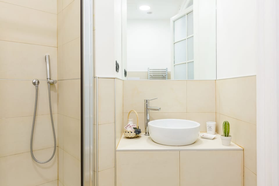 Triple Room | Bathroom | Shower, free toiletries, hair dryer, bidet