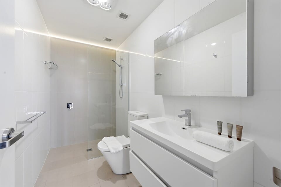Tranquil 2-bed With Water View Apartment in Canberra