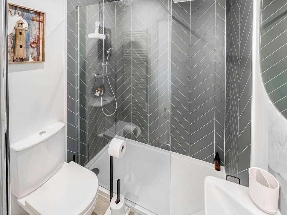 Shower room | Vikings Sea View - The Vikings, Broadstairs
