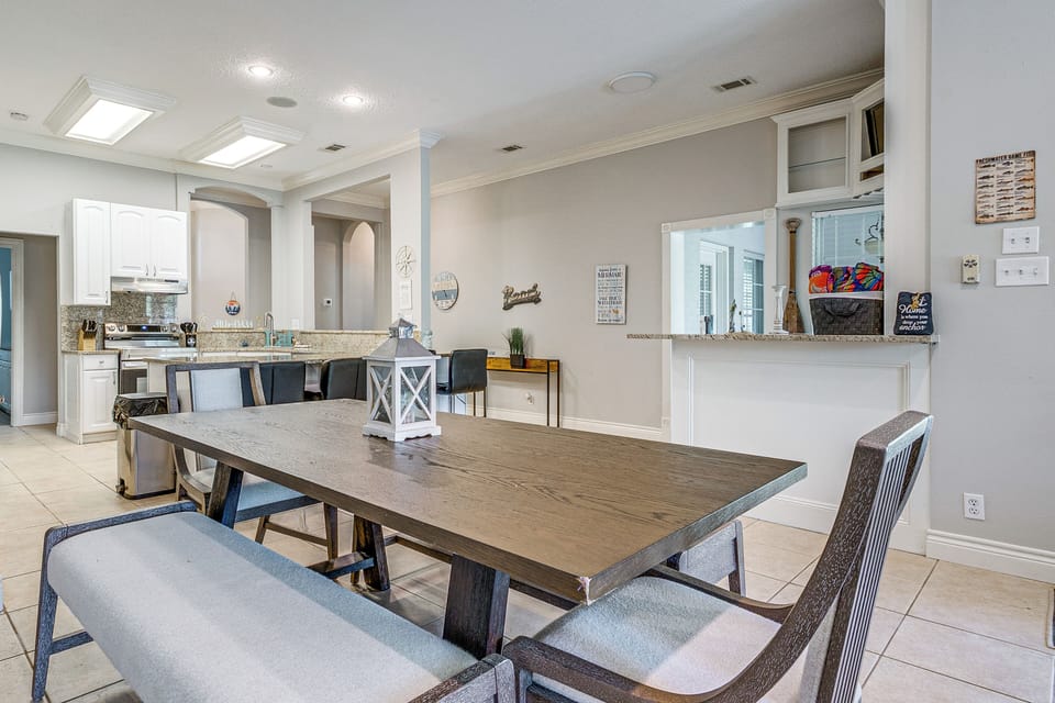 Dining Area | Dishware/Flatware Provided