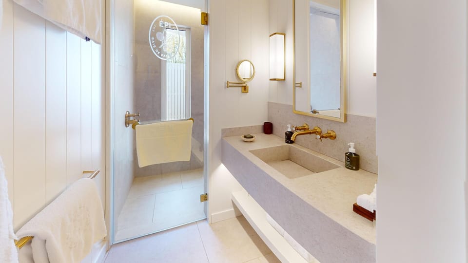 Classic Room, 1 Queen Bed, Pets Allowed, Garden View | Bathroom | Shower, rainfall showerhead, designer toiletries, hair dryer