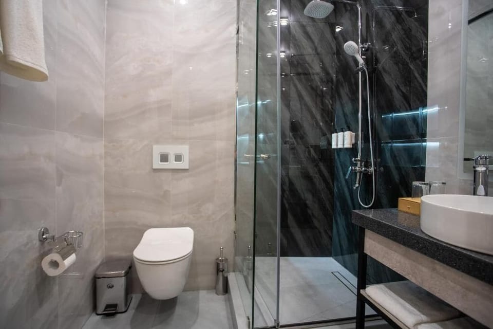 Family Room | Bathroom | Shower, free toiletries, hair dryer, slippers